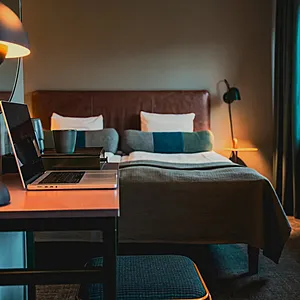 Dubbelrum på Spar Hotel Gårda i Göteborg med skrivbord och dubbelsäng.