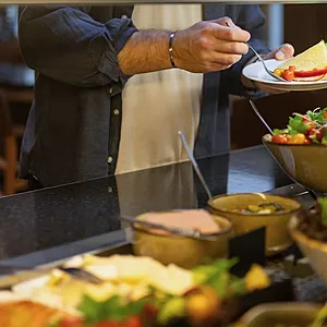 Gäst tar frukost på frukostbuffén på Spar Hotel Gårda i Göteborg.