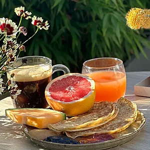 Frukost på solig terrass på Spar Hotel Gårda i Göteborg.