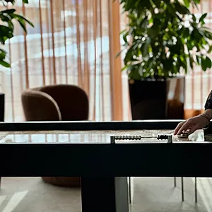 Spelar shuffleboard i lobbyn på Spar Hotel Gårda i Göteborg.