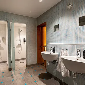 Bastu och duschar i relaxavdelningen på Spar Hotel Gårda i Göteborg.