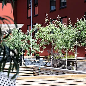 Grönskande terrass på Spar Hotel Gårda i Göteborg.