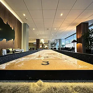 Shuffleboard i lobbyn på Spar Hotel Gårda i Göteborg.