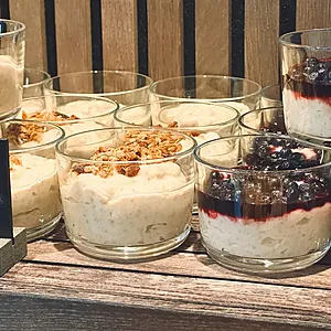 Yoghurt med granola och yoghurt med blåbär på frukostbuffén på Spar Hotel Gårda i Göteborg.