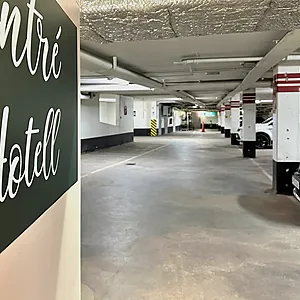 Garage under hotellet Spar Hotel Gårda i Göteborg med hotellparkering.