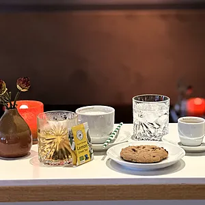 Fika i lobbyn, med kaffe, kaka, te, på Spar Hotel Majorna i Majorna Göteborg.