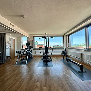 Rymligt gym med utsikt över Majorna på Spar Hotel Majorna i Göteborg.