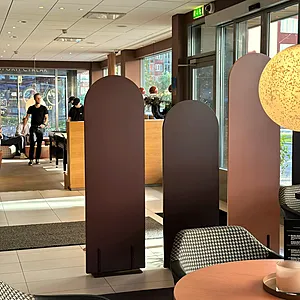 Kompisgäng spelar shuffleboard i lobbyn på Spar Hotel Majorna.