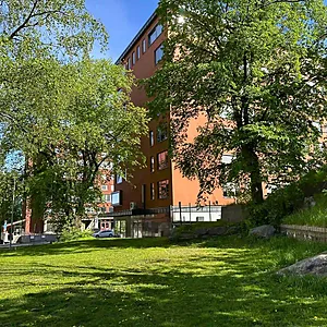 Grönskande park på baksidan av Spar Hotel Majorna i Göteborg.