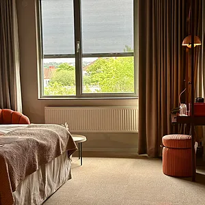 Rymligt rum med utsikt mot bakgård på Spar Hotel Majorna i Göteborg.