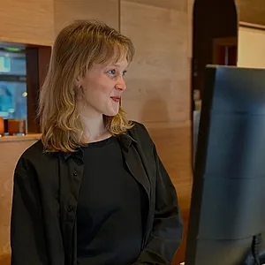 Leende receptionist på Spar Hotel Majorna i Göteborg.