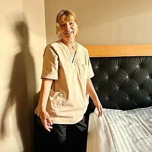 Leende städpersonal som städar rum på Spar Hotel Majorna i Göteborg.